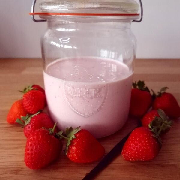 Fruchtjoghurt mit Erdbeeren und Vanille in einem Glas