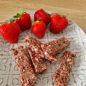 Fruchtriegel mit Erdbeeren auf einem Teller