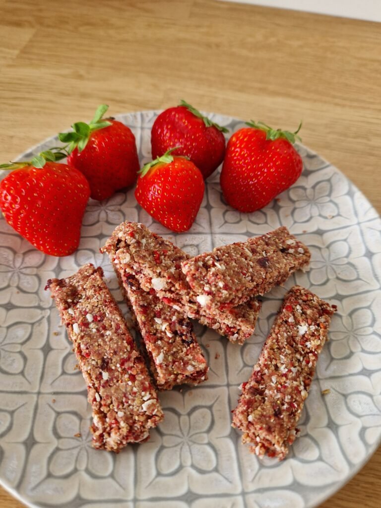 Fruchtriegel mit Erdbeeren auf einem Teller