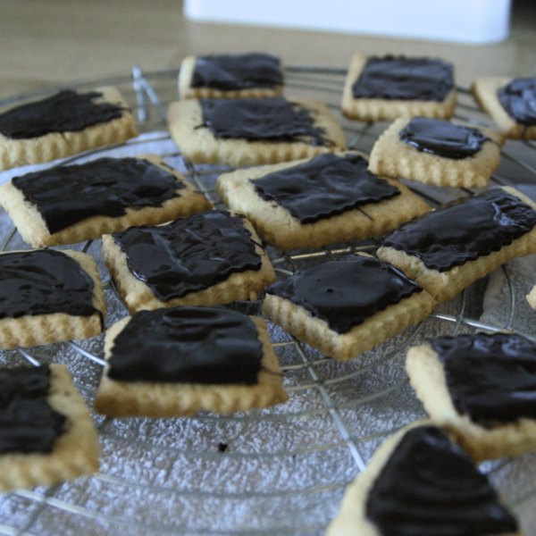 Butterkekse mit Schokolade auf Kuchengitter