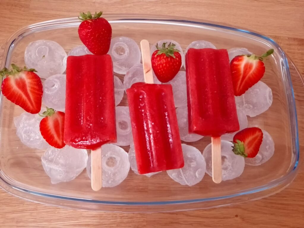 Erdbeerfruchteis mit Erdbeeren auf Eis in einer Glasschale