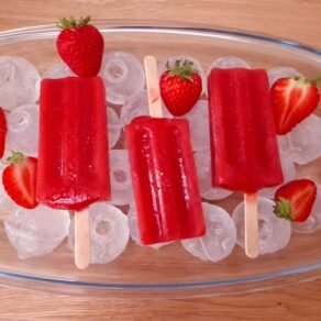 Erdbeerfruchteis mit Erdbeeren auf Eis in einer Glasschale