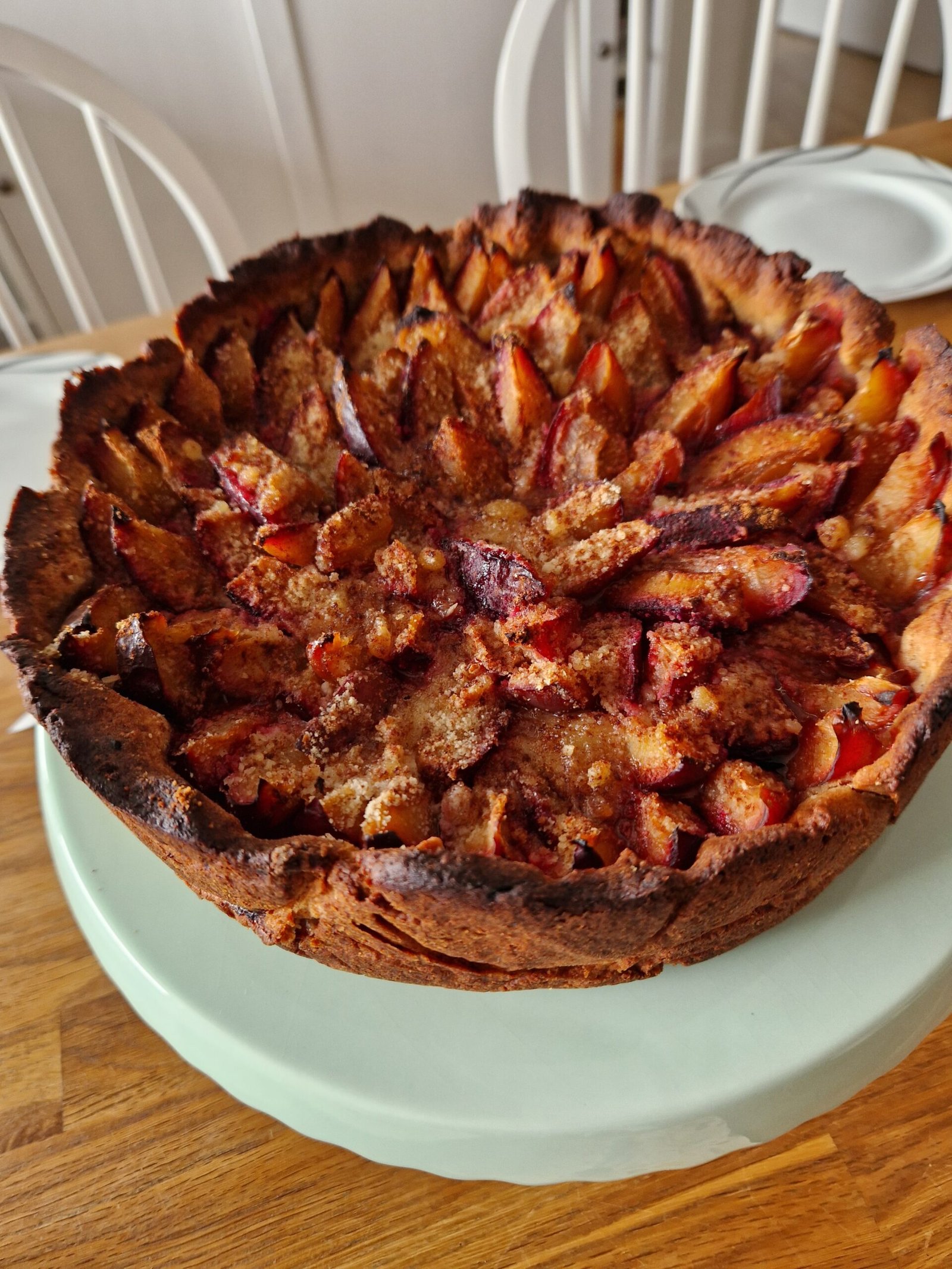 Zwetschgenkuchen ohne Zucker auf Tortenplatte